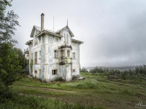 Photographie d'une maison abandonnée au Portugal