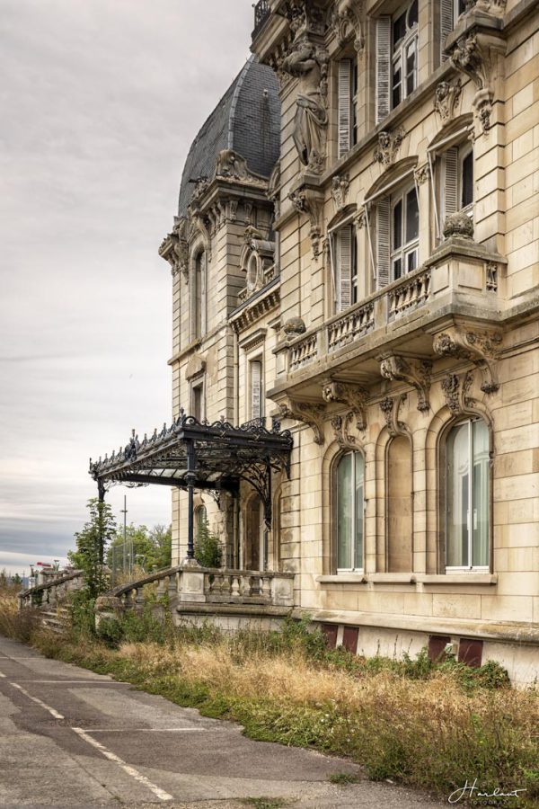 Photographie du château de mercy au format vertical