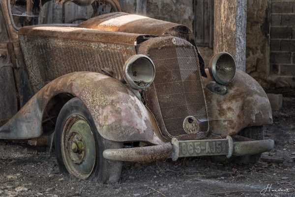 Photographie d'une carcasse de mercedes 170DA