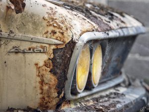 Photographie d'un vieux modèle de voiture Audi