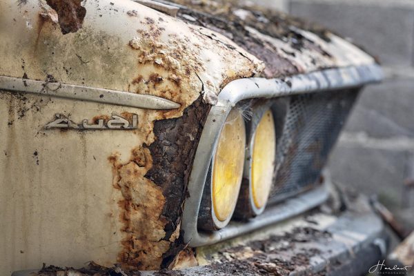 Photographie d'un vieux modèle de voiture Audi