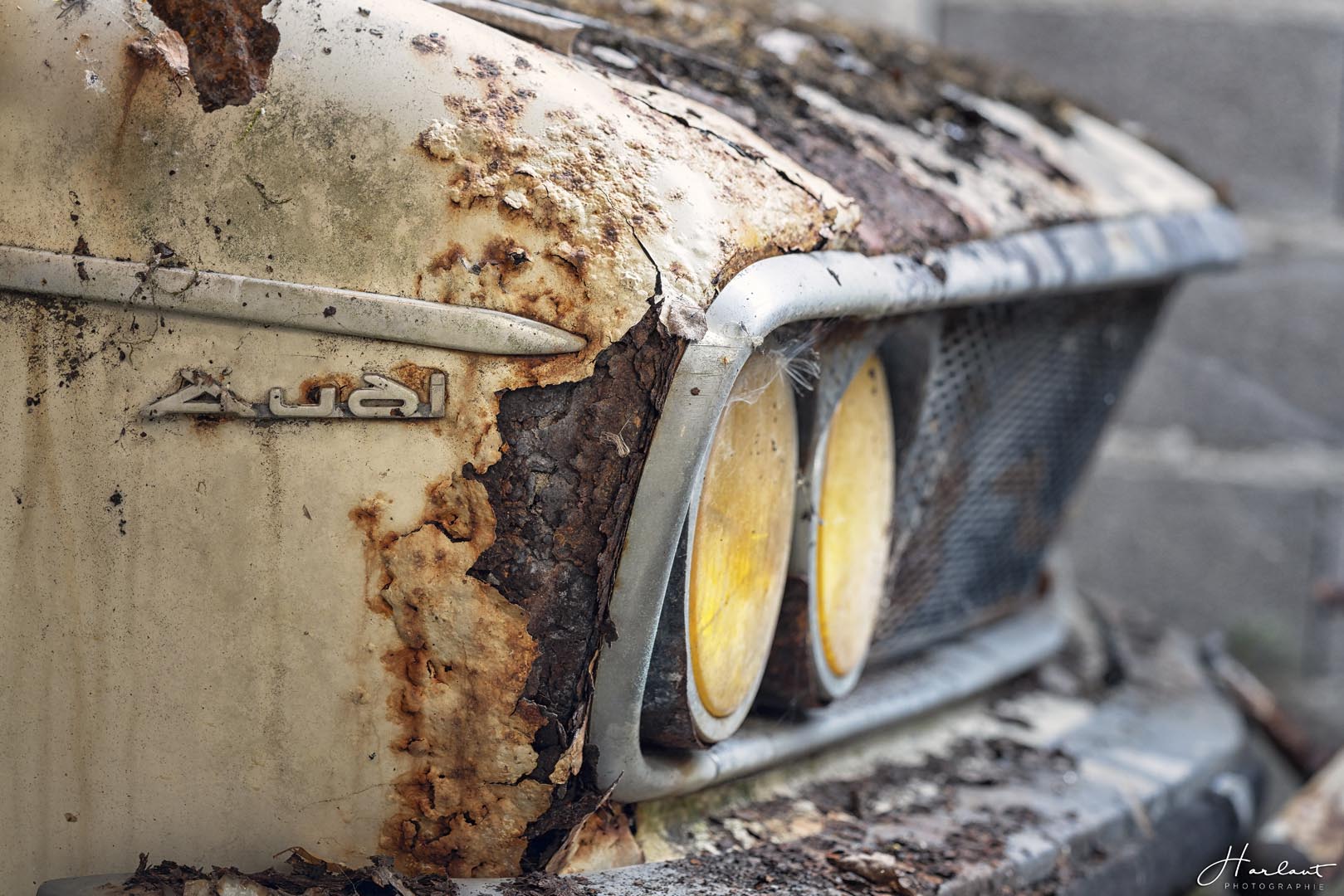 Photographie d'un vieux modèle de voiture Audi