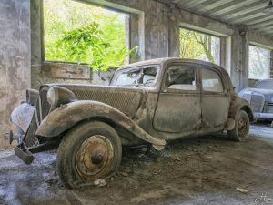 Photographie d'une épave d'une Citroën Traction