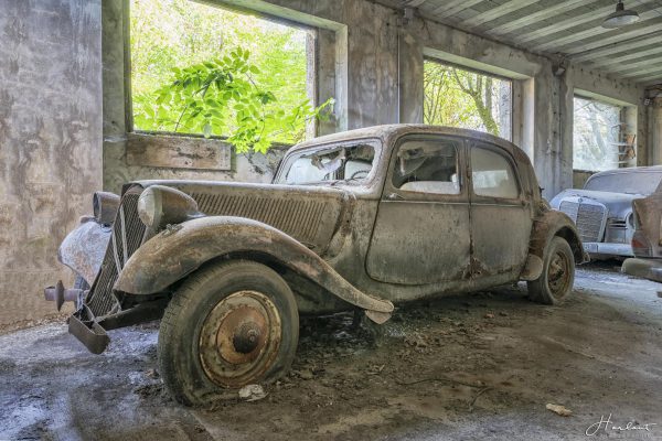 Photographie d'une épave d'une Citroën Traction