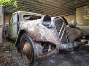 Photographie d'une épave d'une Citroën Traction au format vertical