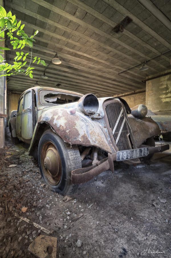 Photographie d'une épave d'une Citroën Traction au format vertical