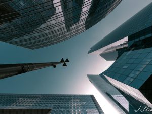 Photographie en contre plongée de bâtiments