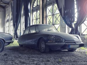 Photographie d'une épave d'une Citroën DS de 1971
