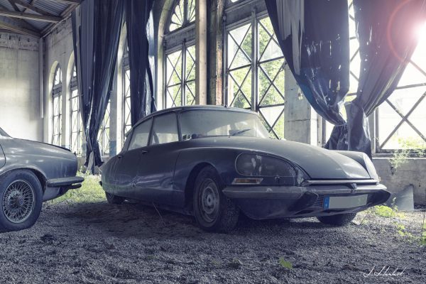 Photographie d'une épave d'une Citroën DS de 1971