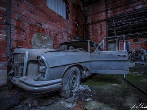 Photographie d'une épave d'une Mercedes 250 SE 1966