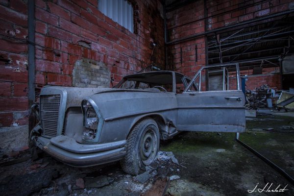 Photographie d'une épave d'une Mercedes 250 SE 1966
