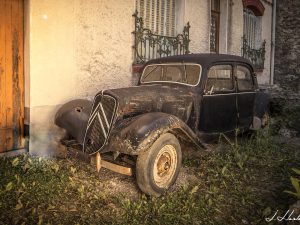 Photographie d'une vieille épave d'une Citroën Traction de 1950