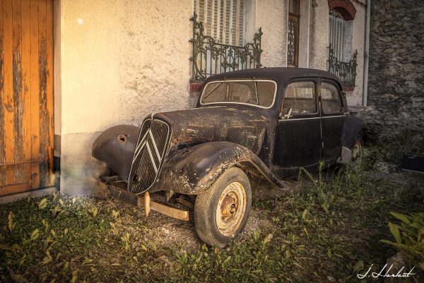 Photographie d'une vieille épave d'une Citroën Traction de 1950