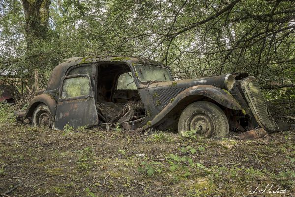 Photographie d'une Citroën traction en vue large