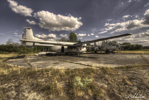 Photographie d'une épave de deux N2504 Noratlas