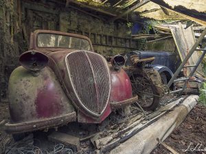 Photographie d'une Sima 5 de 1936 dans un lieu abandonné