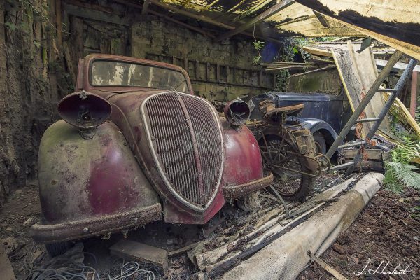 Photographie d'une Sima 5 de 1936 dans un lieu abandonné