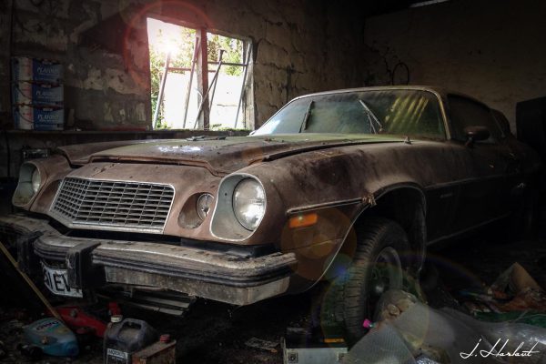 Photographie d'une vielle chevrolet camaro de 1975
