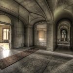 Photographie de l'étage d'un bâtiment abandonné