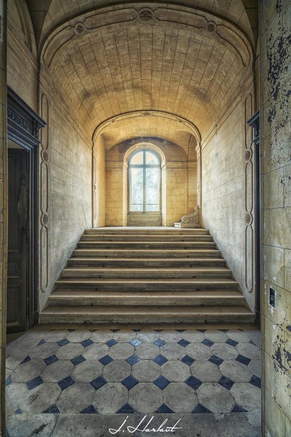 Photographie d'une fenêtre d'un château.