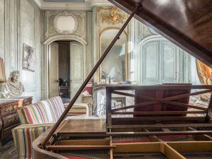 Photographie d'un piano dans une pièce abandonnée