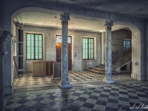 Photographies de colonnes soutenant les fondations d'un château.