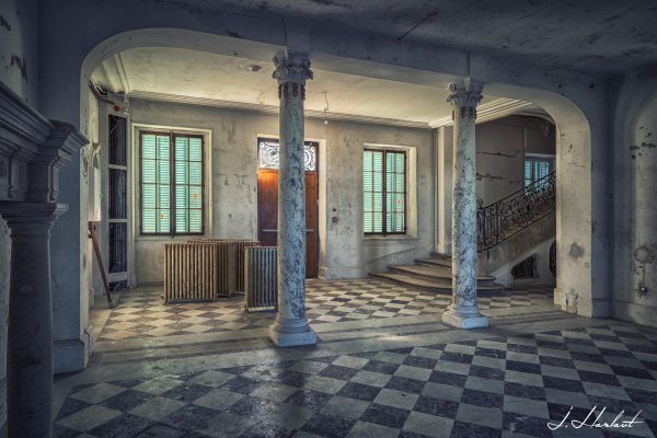 Photographies de colonnes soutenant les fondations d'un château.
