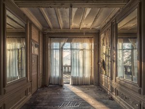 Photographie d'un couloir menant à un balcon.