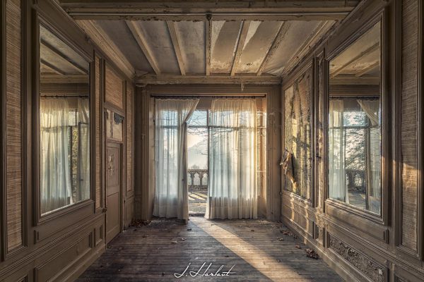 Photographie d'un couloir menant à un balcon.