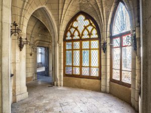 Photographie d'un couloir de château.