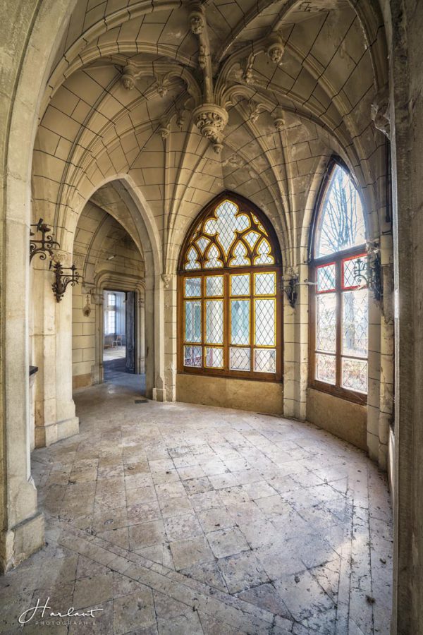 Photographie d'un couloir de château.