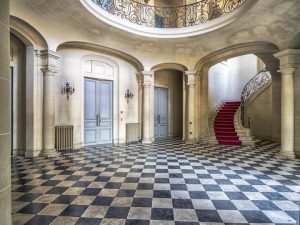 Photographie d'un hall d'entrée en cercle d'un château.