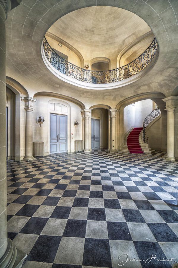 Photographie d'un hall d'entrée en cercle d'un château.