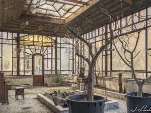 Photographie d'une véranda abandonnée, et pourtant intacte.
