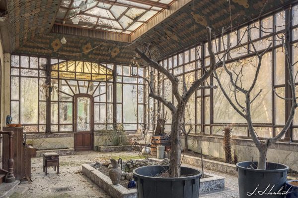Photographie d'une véranda abandonnée, et pourtant intacte.