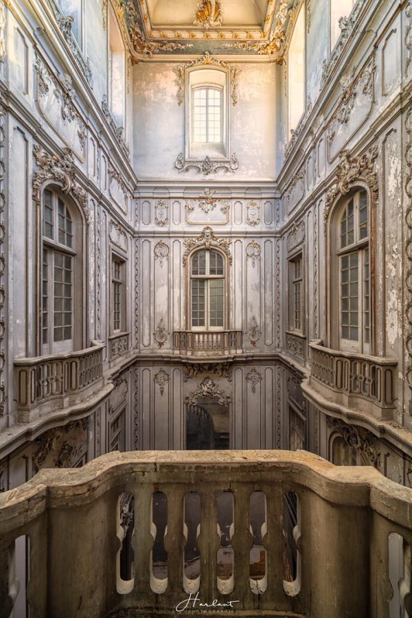 Photographie d'une cour intérieure d'un château.