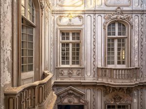 Photographie d'une cour intérieure d'un château.