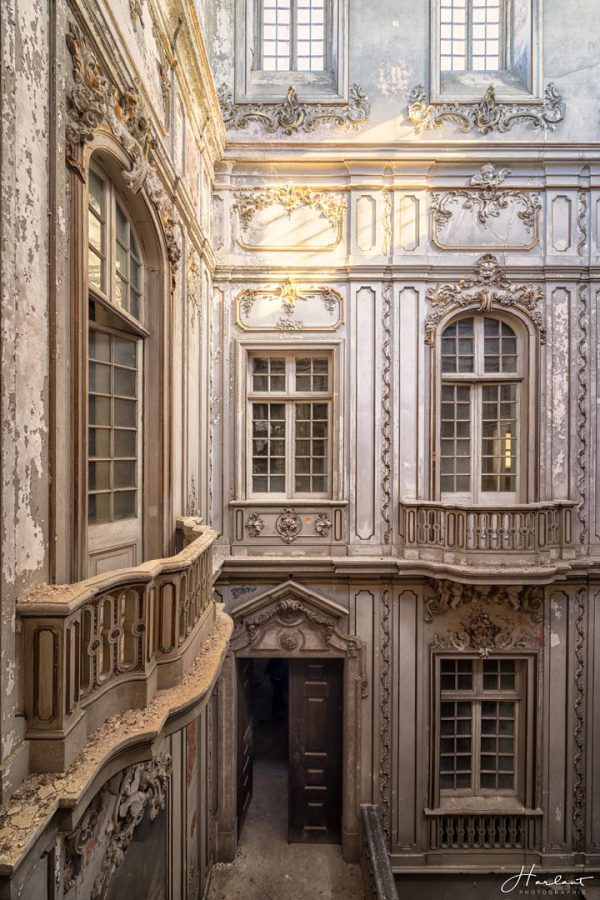 Photographie d'une cour intérieure d'un château.