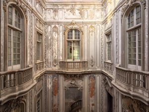 Photographie d'une cour intérieure d'un château.