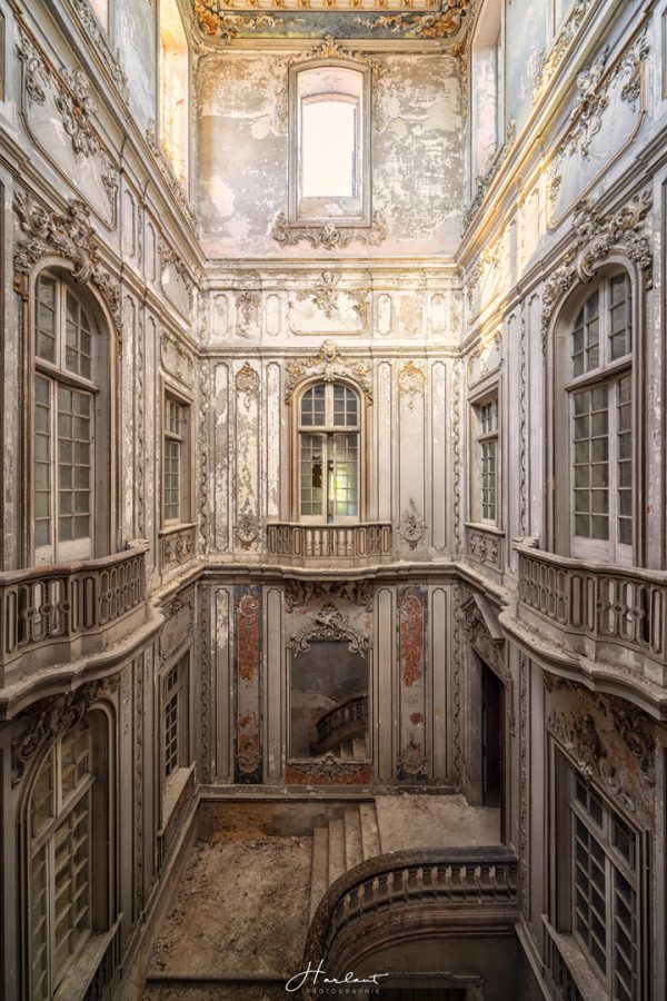 Photographie d'une cour intérieure d'un château.