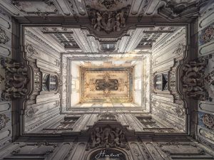 Photographie d'un plafond de château.