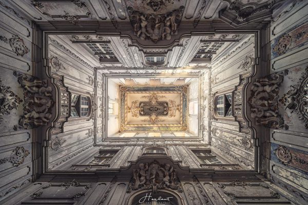 Photographie d'un plafond de château.