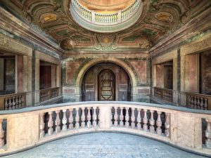 Photographie d'un palace abandonné.