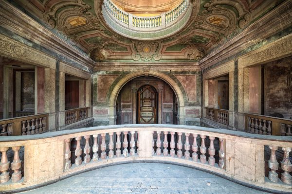 Photographie d'un palace abandonné.