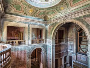 Photographie d'un palace abandonné.