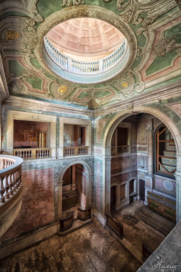 Photographie d'un palace abandonné.