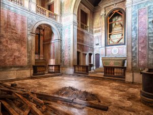 Photographie du plafond d'un palace abandonné.