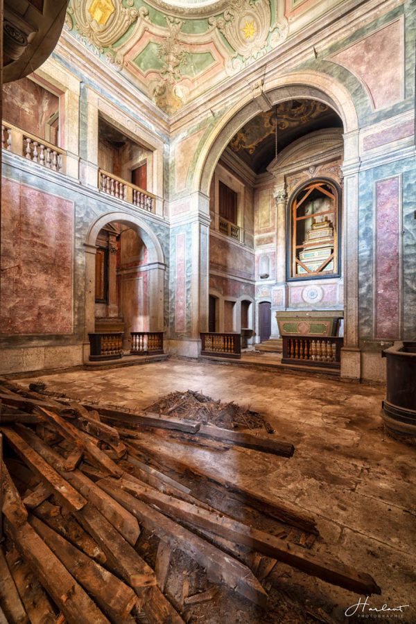 Photographie du plafond d'un palace abandonné.