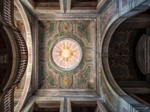 Photographie du plafond d'un palace abandonné.