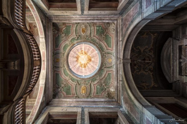 Photographie du plafond d'un palace abandonné.